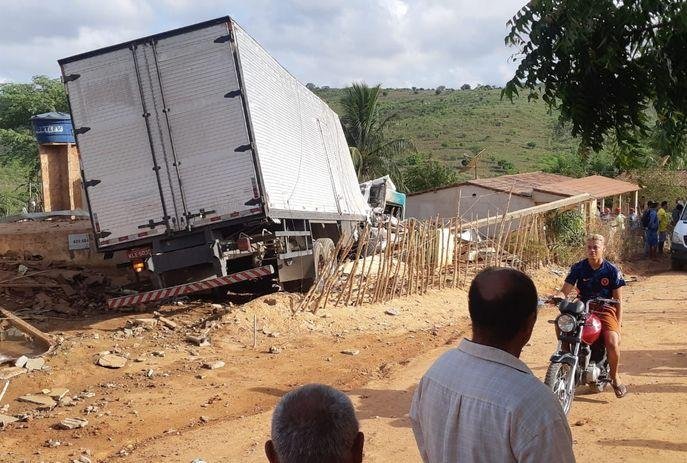 Caminh O Invade Casas E Deixa Idoso Ferido Patos Metropole