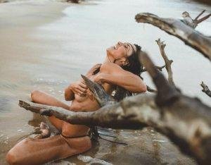 Ex-candidata a Deputada Federal faz topless na Praia do Seixas – VEJA AS FOTOS