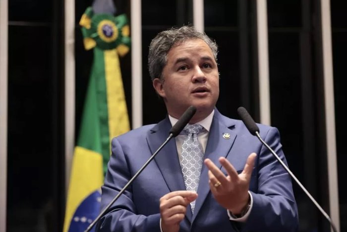 Senador Efraim Filho solicita explicações de ministro sobre atraso de pagamento de pipeiros na Paraíba