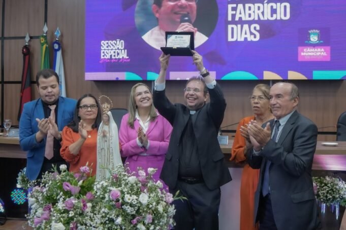 Câmara de Patos homenageia mães com a presença de padre Fabrício, agraciado com voto de aplauso