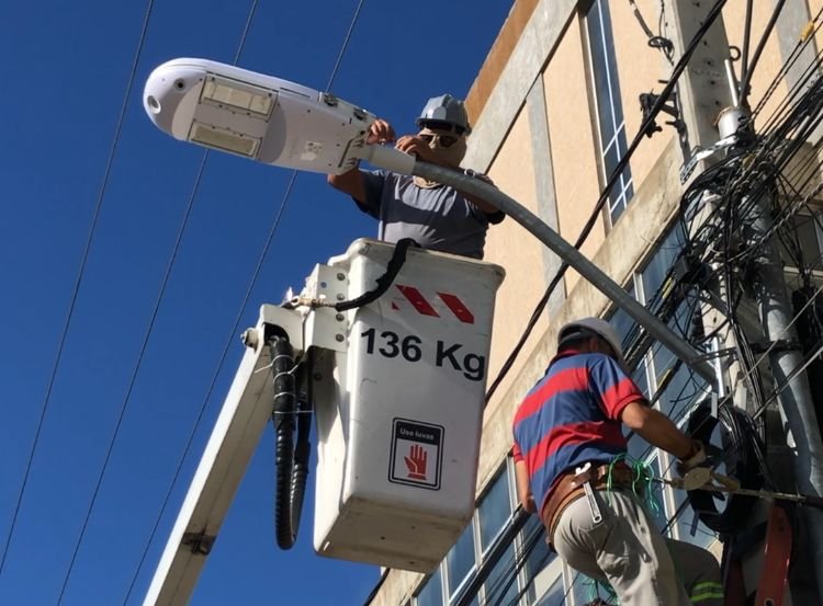 Sistema de iluminação pública com câmeras de segurança e Wi-Fi 5G grátis está sendo instalada na cidade de Patos