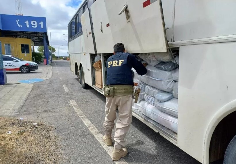 PRF apreende carga com aproximadamente 300 mil peças de confecções sem nota fiscal próximo à São Mamede
