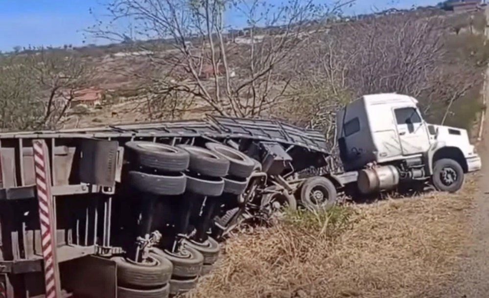 Acidente com caminhão carregado de postes é registrado em Imaculada