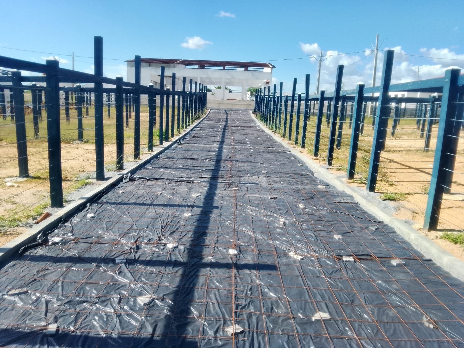 Obras da nova Feira do Gado de Patos recebe implantação do sistema hidráulico, proteção de rampas e início do piso