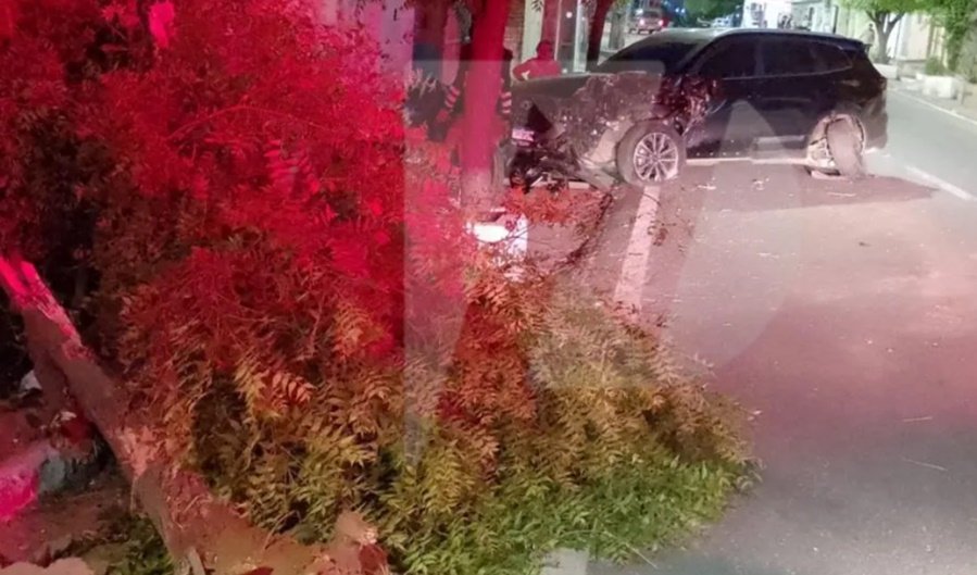 Carro colide contra árvore e é abandonado após acidente na madrugada na cidade de Patos