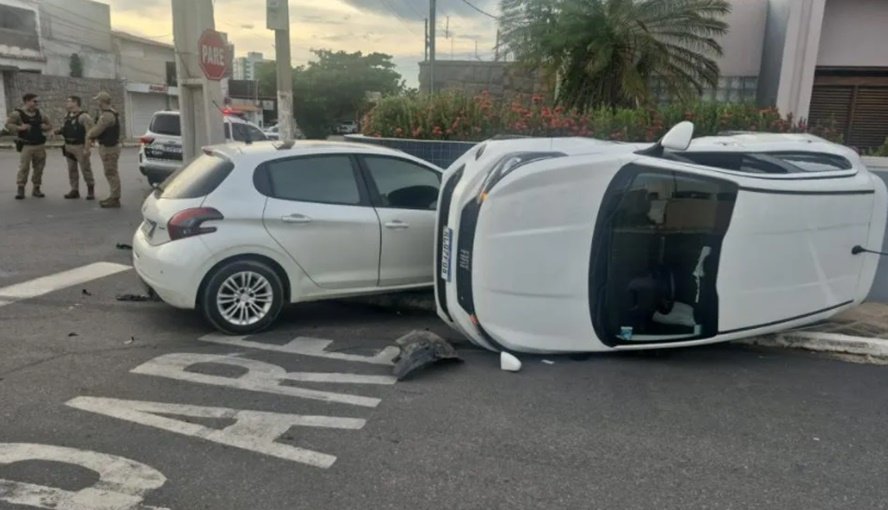Acidente entre carros provoca capotamento e deixa criança ferida em Patos