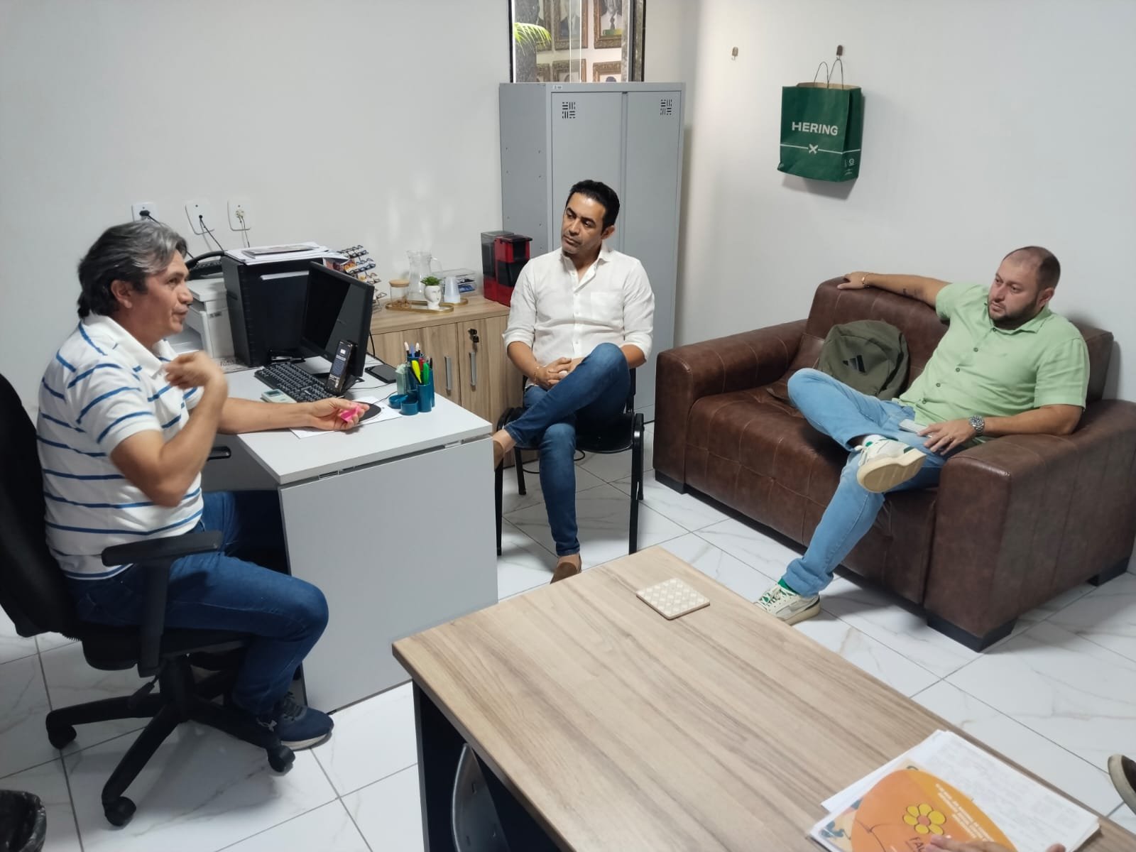 Prefeito de Princesa Isabel vem a Patos e pede apoio a vereador para recolhimento e acolhimento de animais de rua