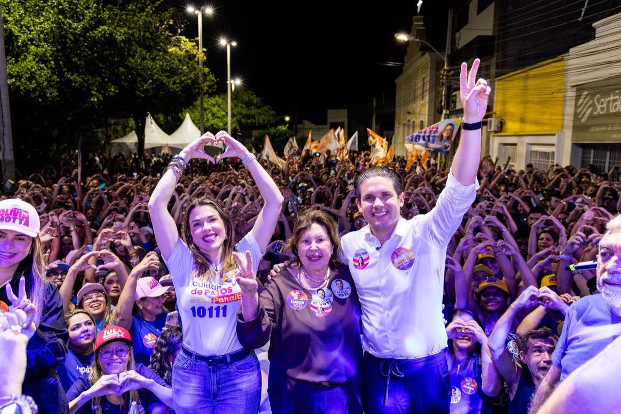 Ao lado de multidão, Hugo e Olívia inauguram Comitê Central de campanha em Patos