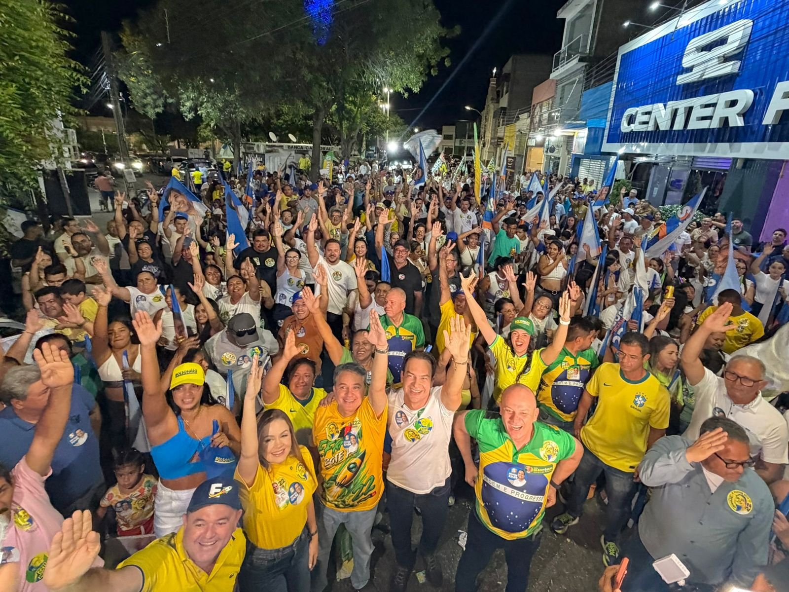 Em Patos, Efraim reúne multidão, inaugura comitê e defende uma Paraíba com mais investimentos