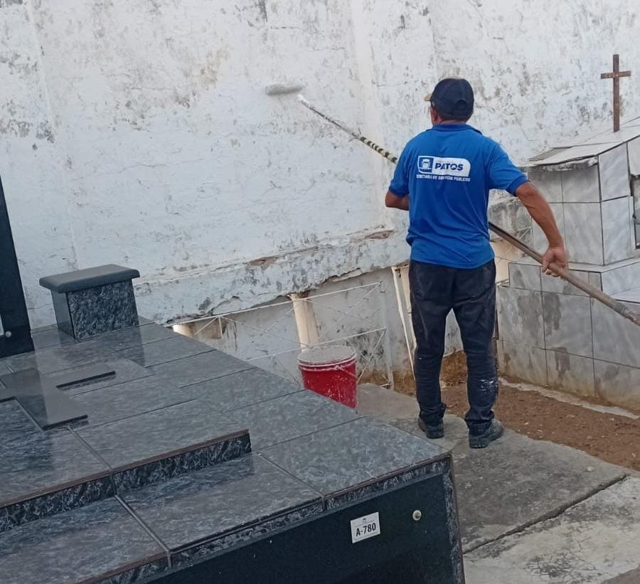 Prefeitura de Patos inicia pintura interna do Cemitério Santo Antônio e avança com limpeza de canais