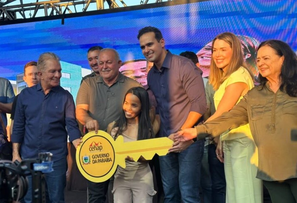 Ao lado de Lucas e Jacob, Nabor participa da entrega de 96 moradias em Patos