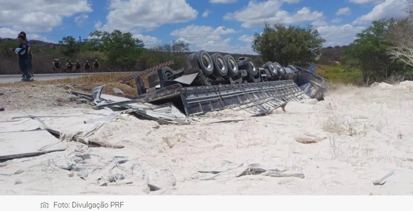 Carreta carregada de caulim tomba na BR-230 em Junco do Seridó após motorista desviar para evitar colisão